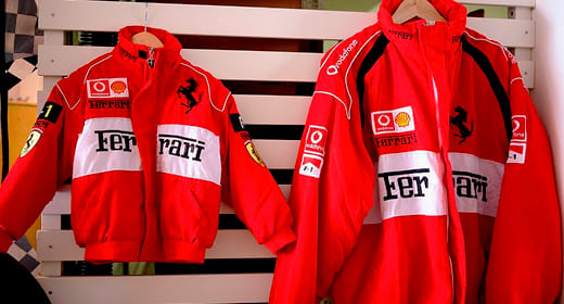 Атрибутика Ferrari — гоночный стиль одежды