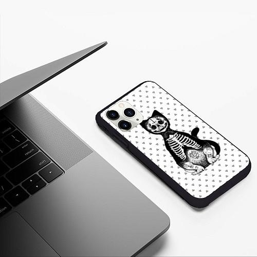Чехлы iPhone 11 series со скелетами