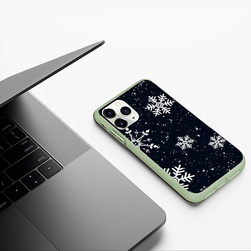 Чехлы iPhone 11 серии cо снежинками